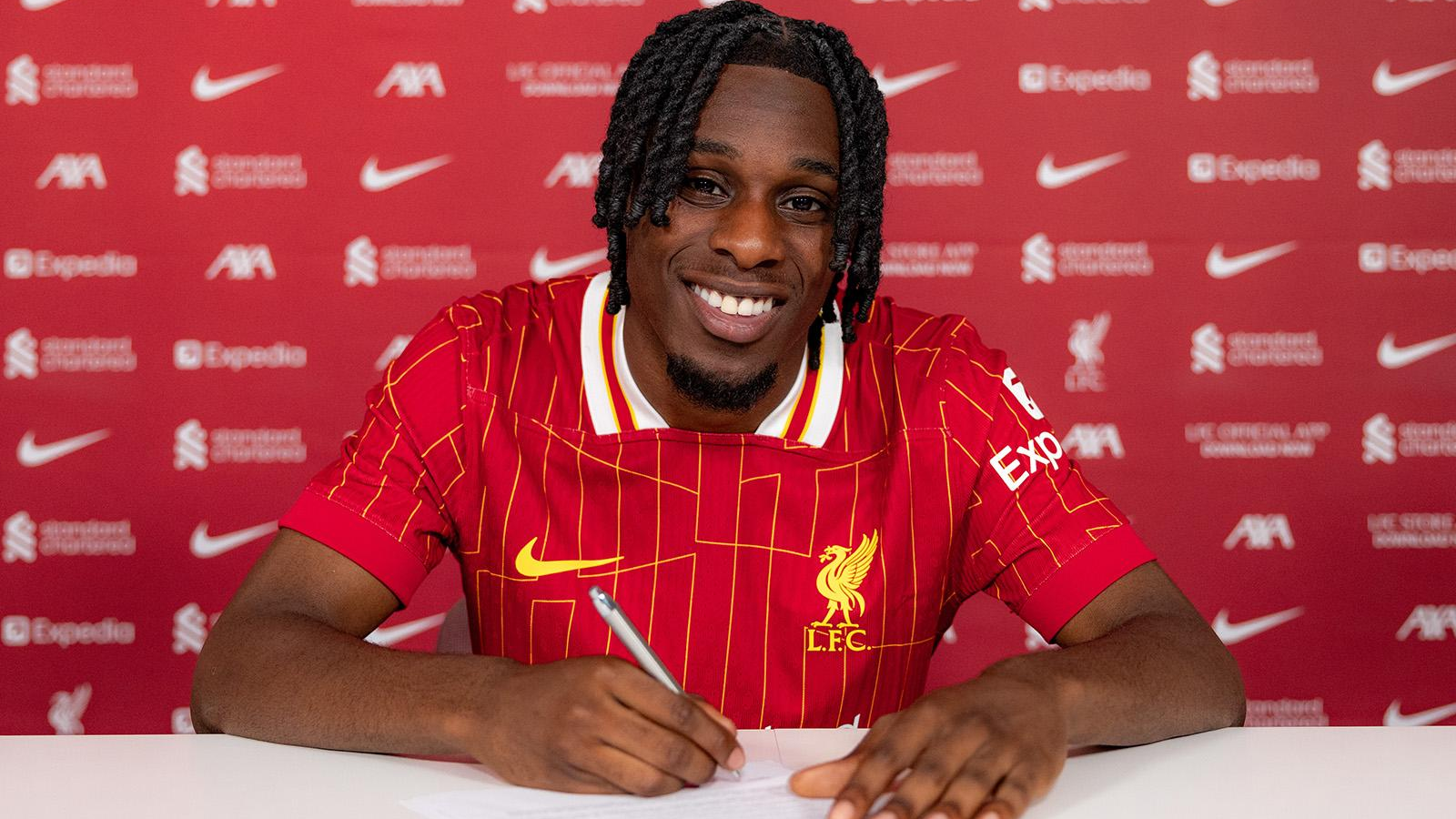 Jeremie Frimpong (Bek Kanan) — resmi menandatangani kontrak bersama Liverpool pada musim panas 2025. Foto: Liverpool FC Official.