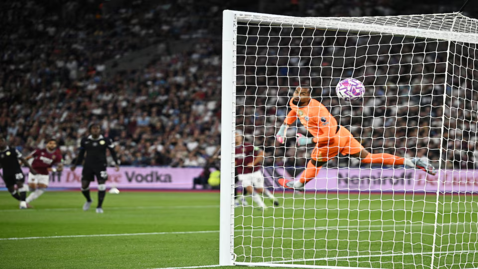 Lucas Paqueta cetak gol ke gawang Chelsea