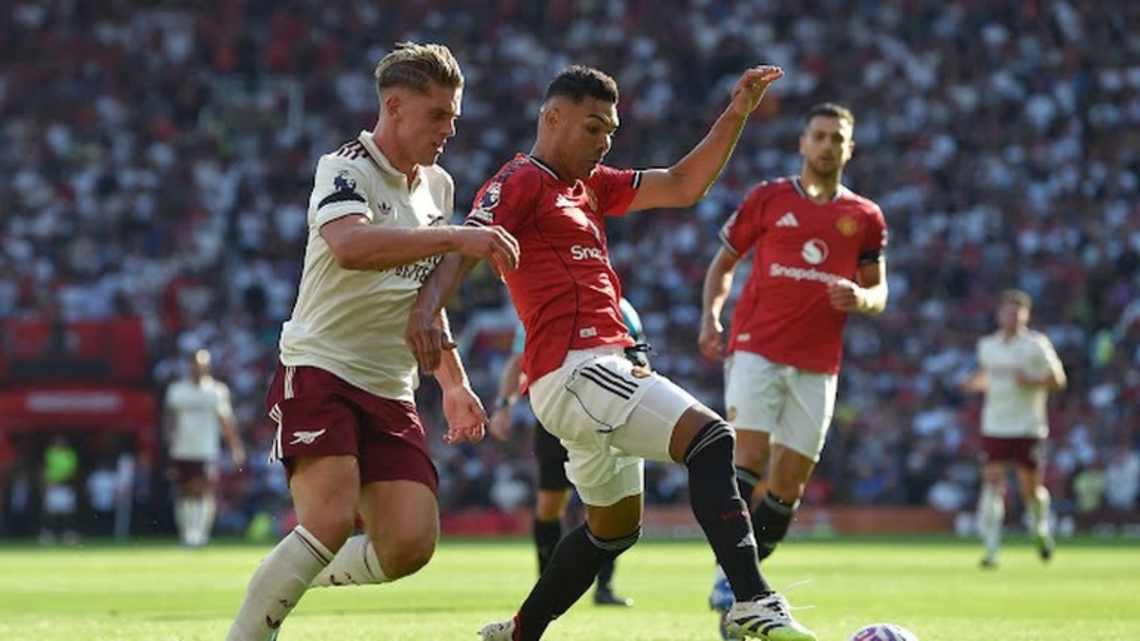 Casemiro berusaha melewati hadangan Jakub Kiwior pada pertandingan Manchester United melawan Arsenal