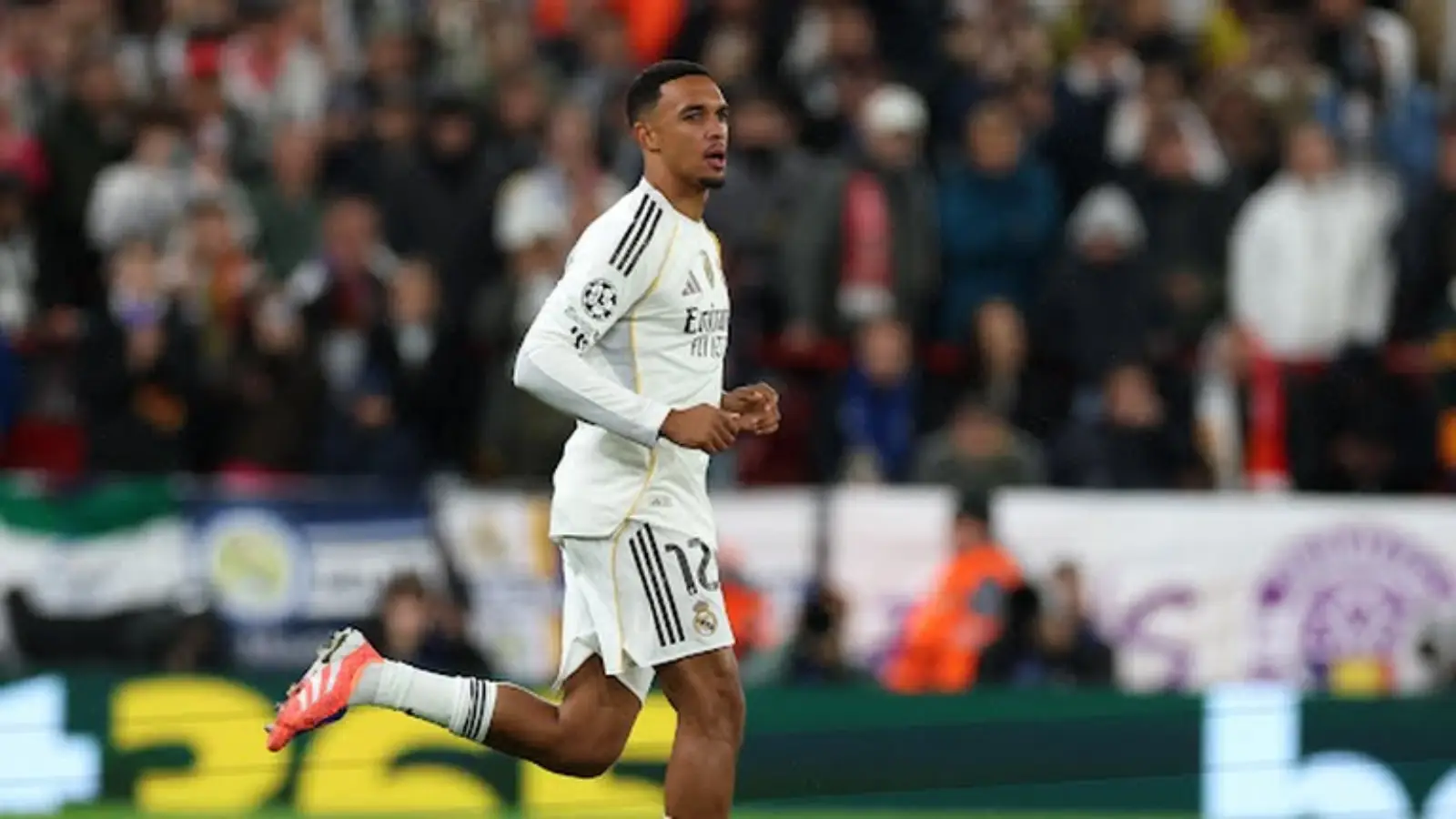 Trent alexander-arnold mengantikan Arda Guler pada menit ke-82 saat Real Madrid melawan Liverpool di Anfield